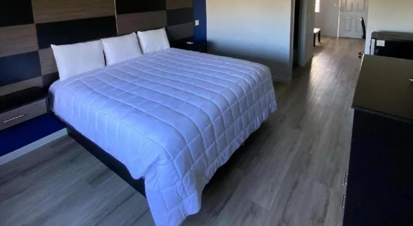 Bed in Americas Best Value Inn Gonzales