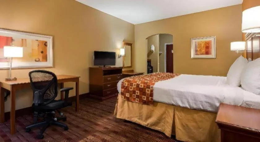 Bed in Best Western Plaquemine Inn