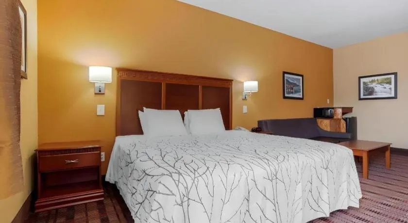 Bed in Best Western Plaquemine Inn