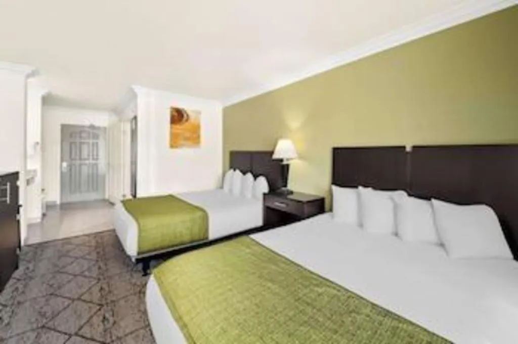 Bed in Best Western Executive Inn