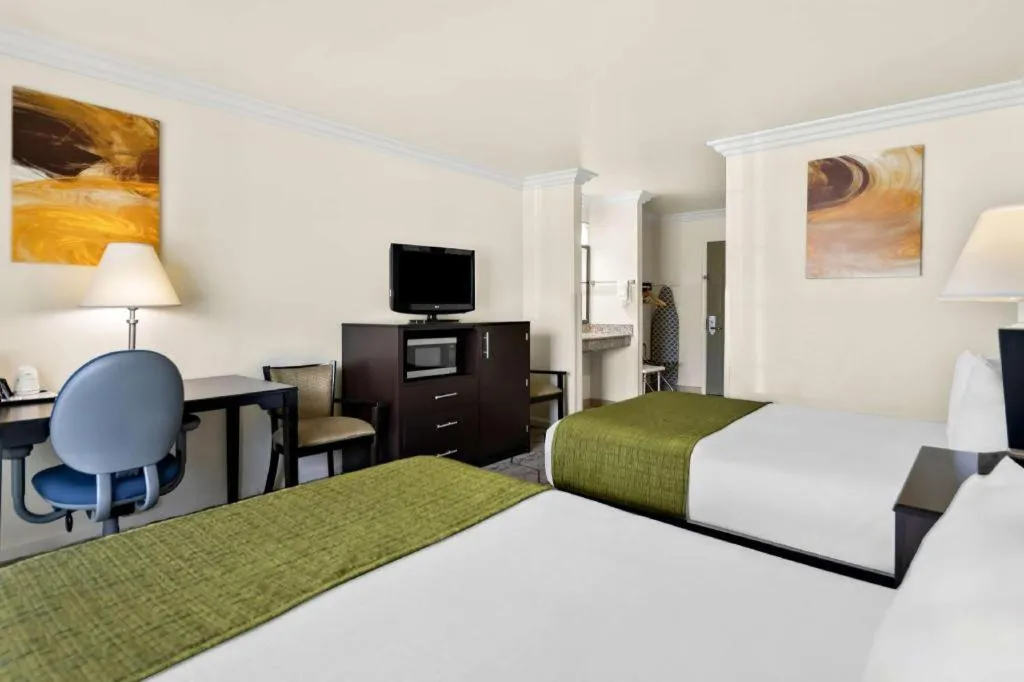 Bed in Best Western Executive Inn