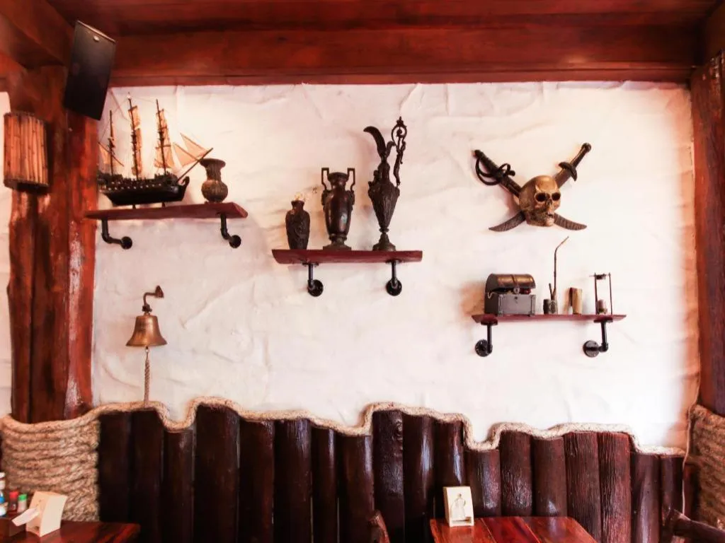 OYO 1103 Pirates House Hotel