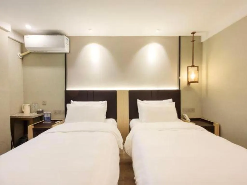 Bed in Magnotel Shanghai Maglev Station