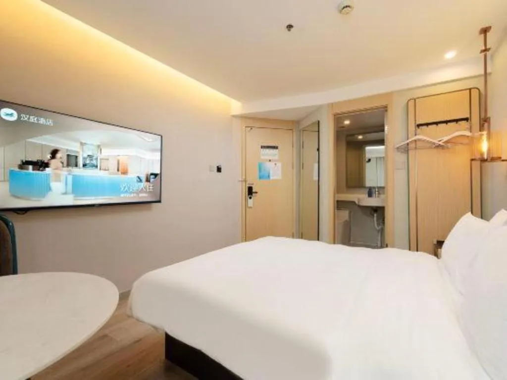 Bed in Magnotel Shanghai Maglev Station