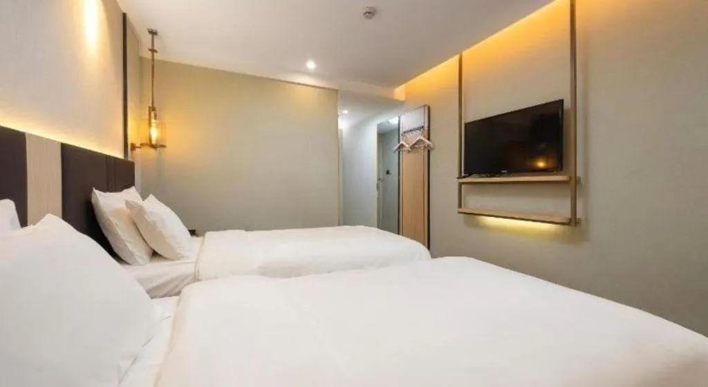 Bed in Magnotel Shanghai Maglev Station