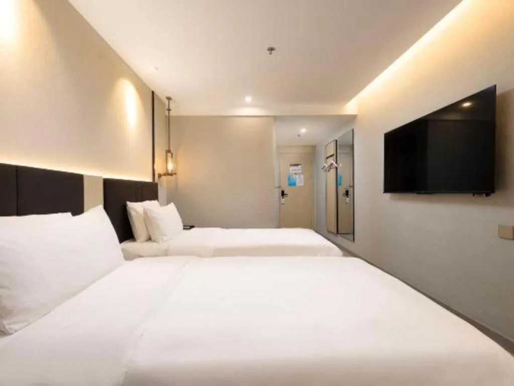 Bed in Magnotel Shanghai Maglev Station