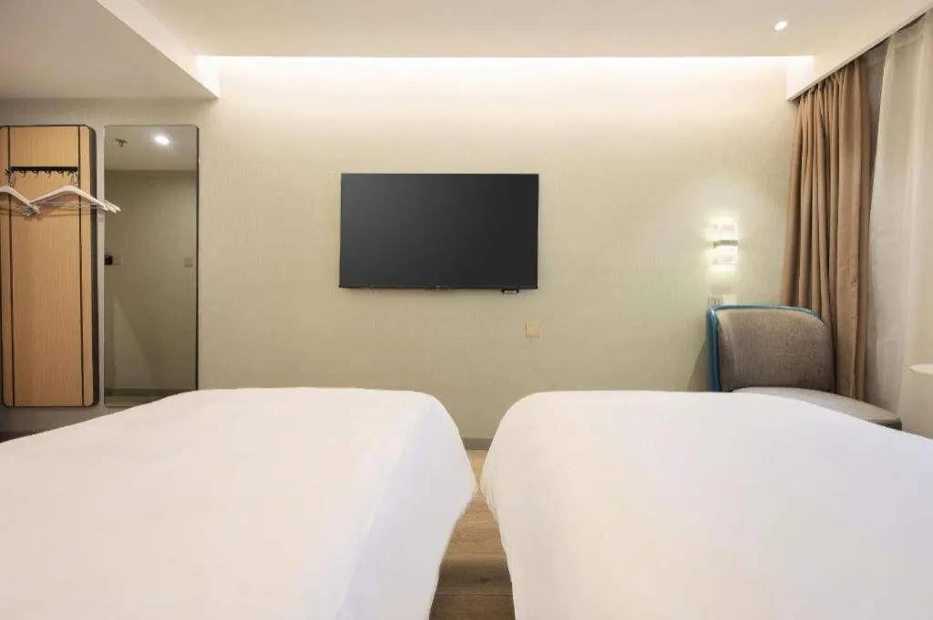 Bed in Magnotel Shanghai Maglev Station