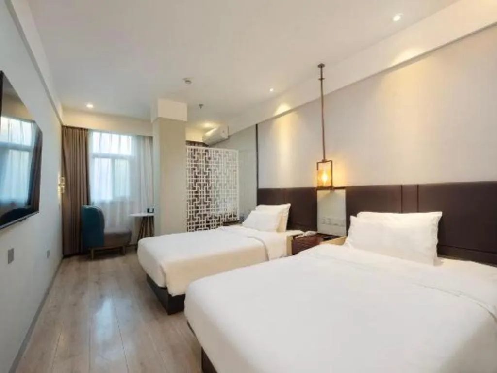 Bed in Magnotel Shanghai Maglev Station