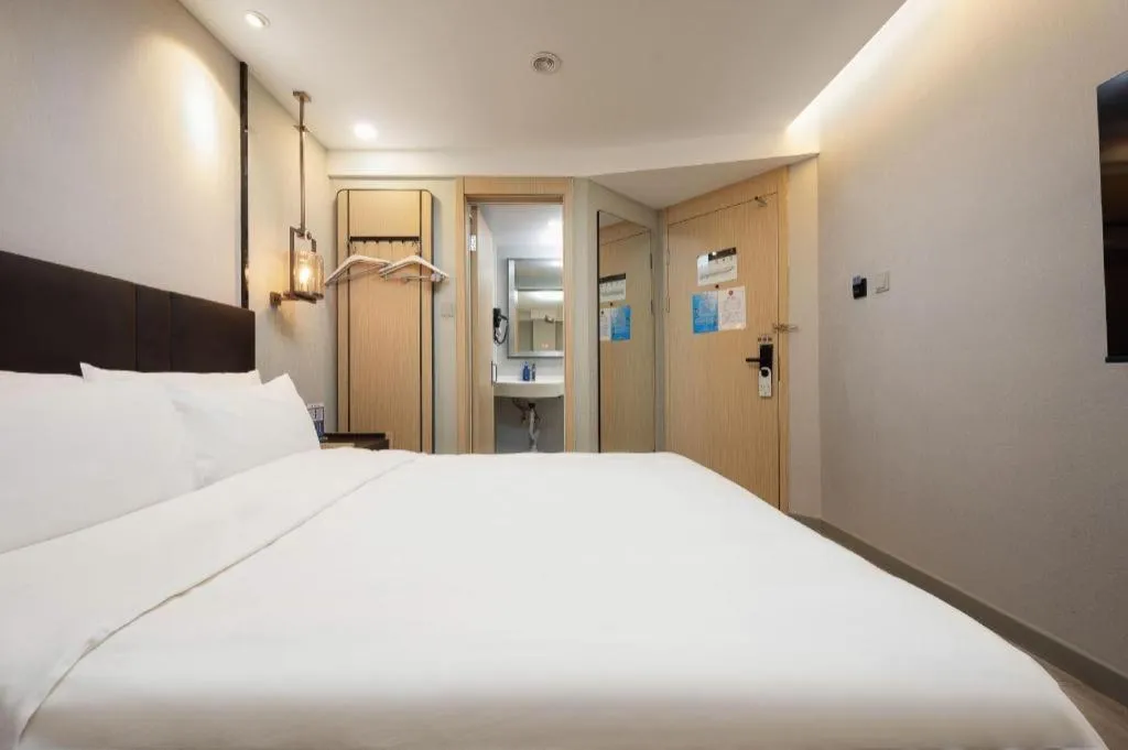 Bed in Magnotel Shanghai Maglev Station