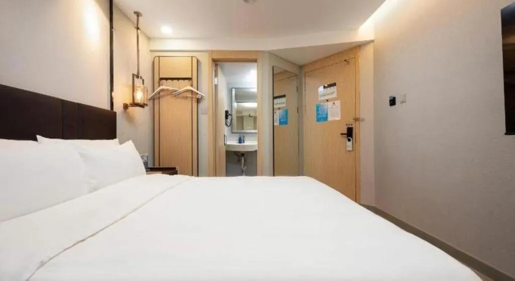 Bed in Magnotel Shanghai Maglev Station