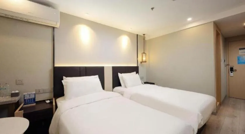 Bed in Magnotel Shanghai Maglev Station