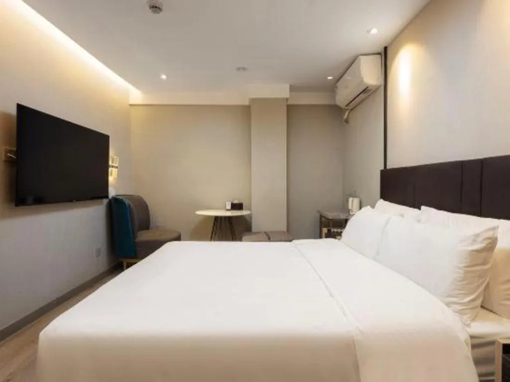 Bed in Magnotel Shanghai Maglev Station