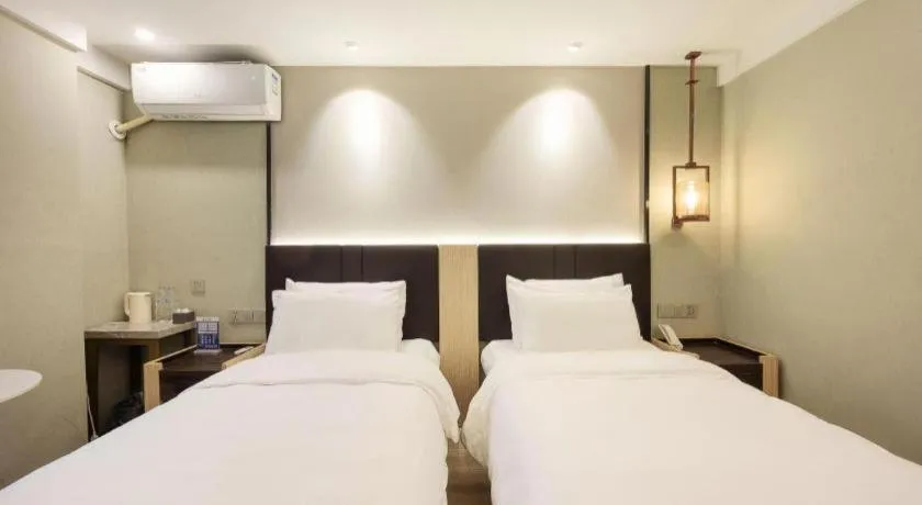 Bed in Magnotel Shanghai Maglev Station