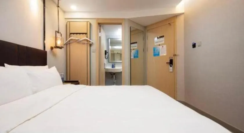 Bed in Magnotel Shanghai Maglev Station