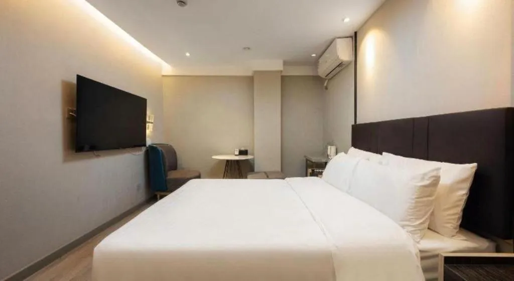 Bed in Magnotel Shanghai Maglev Station