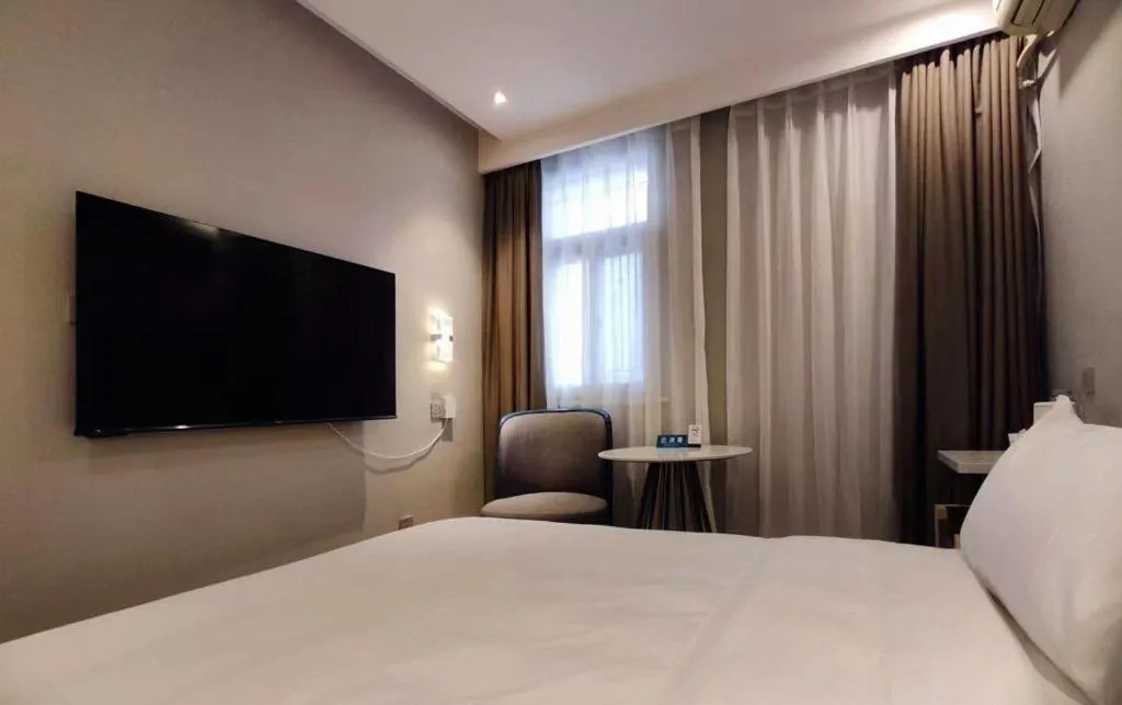 Bed in Magnotel Shanghai Maglev Station