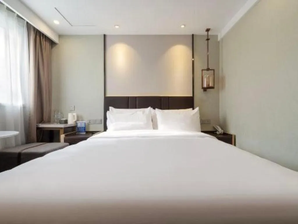 Bed in Magnotel Shanghai Maglev Station