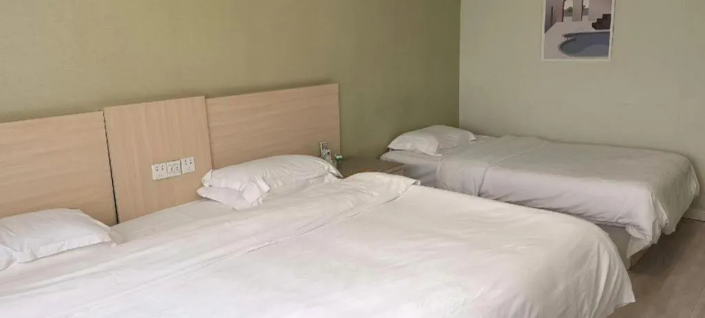 Bed in Super 8 Hotel Chengde Imperial Summer Resort