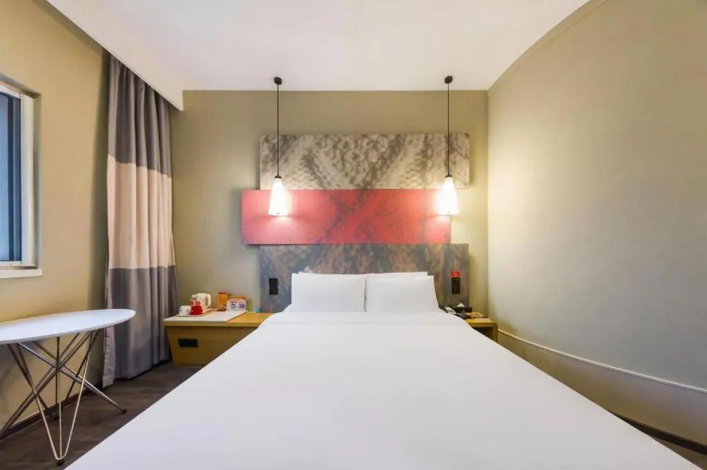 Bed in Ibis Shanghai Expo Dongming Road Metro Station