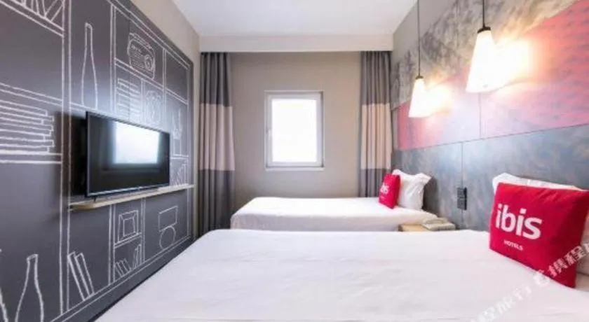 Bed in Ibis Shanghai Expo Dongming Road Metro Station