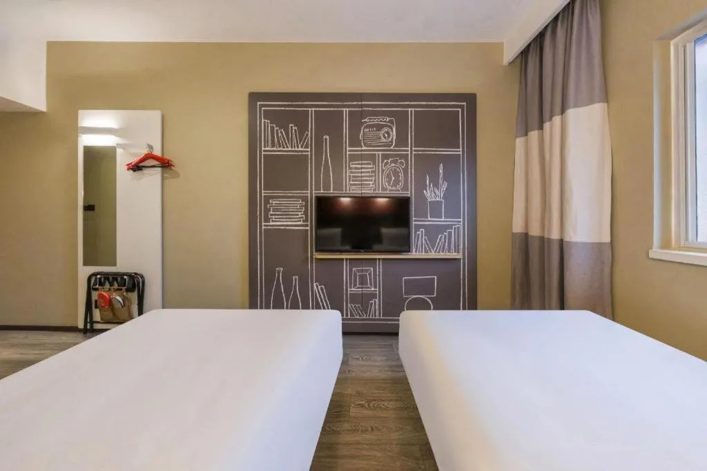 Bed in Ibis Shanghai Expo Dongming Road Metro Station
