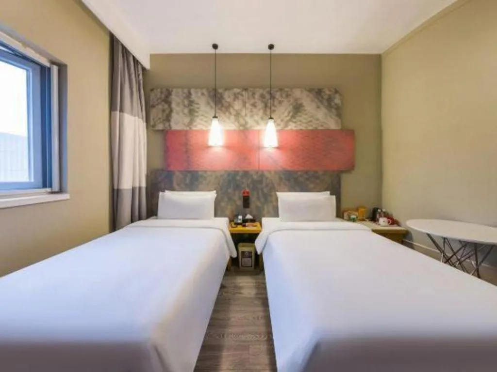 Bed in Ibis Shanghai Expo Dongming Road Metro Station