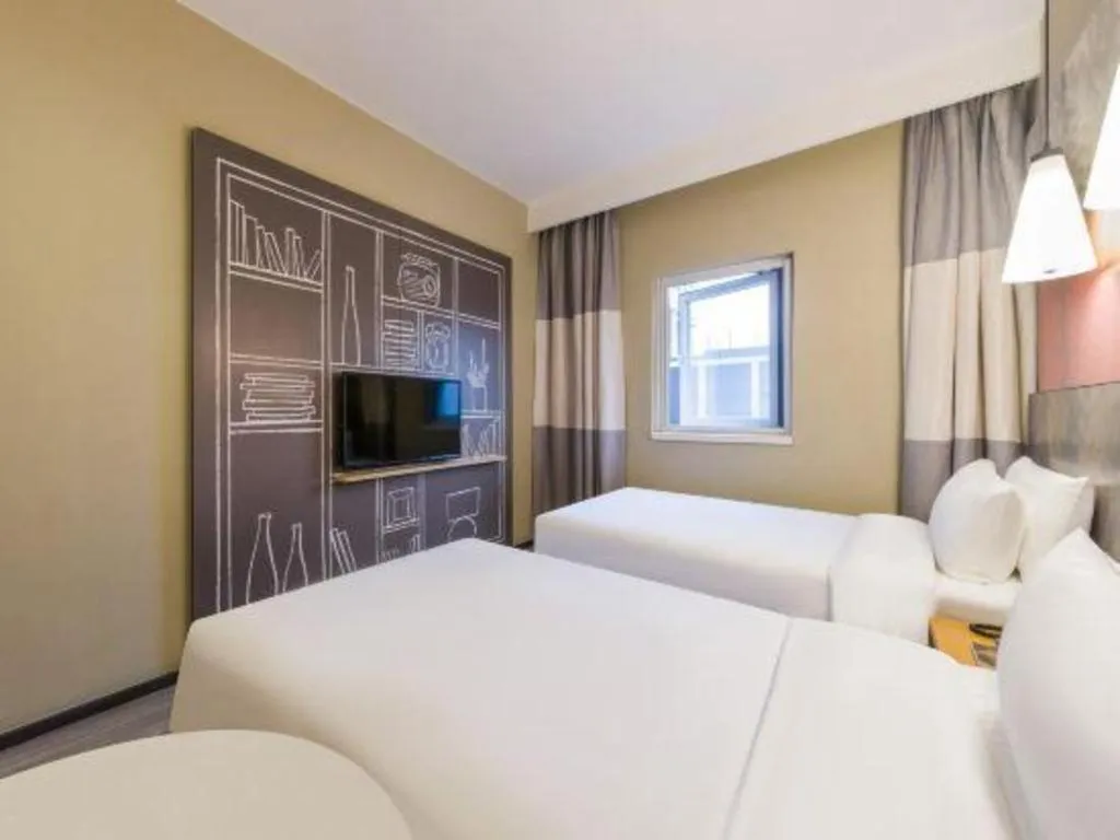 Bed in Ibis Shanghai Expo Dongming Road Metro Station
