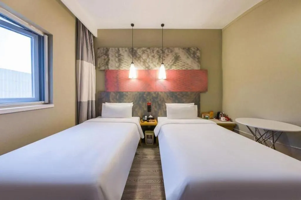 Bed in Ibis Shanghai Expo Dongming Road Metro Station