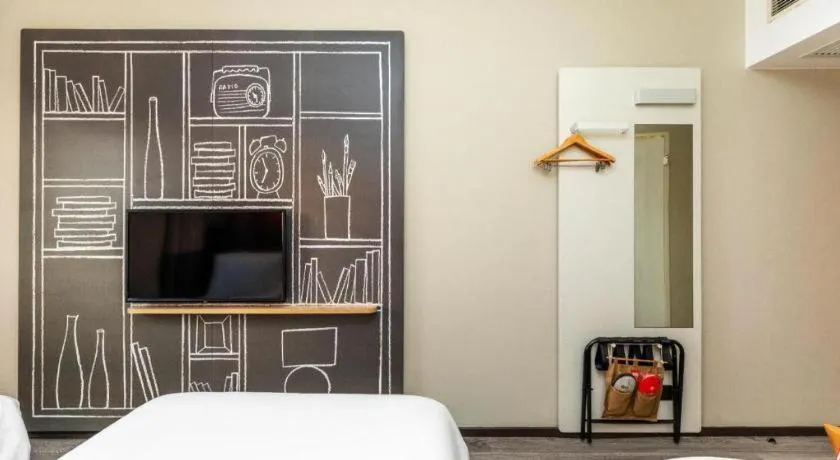 Bed in Ibis Shanghai Expo Dongming Road Metro Station