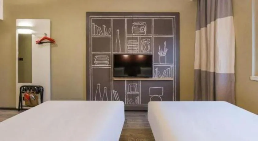 Bed in Ibis Shanghai Expo Dongming Road Metro Station