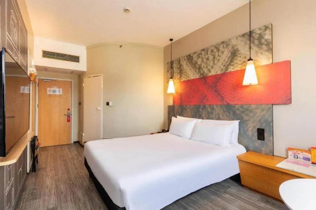 Bed in Ibis Shanghai Expo Dongming Road Metro Station