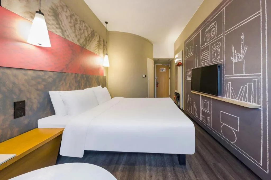 Bed in Ibis Shanghai Expo Dongming Road Metro Station