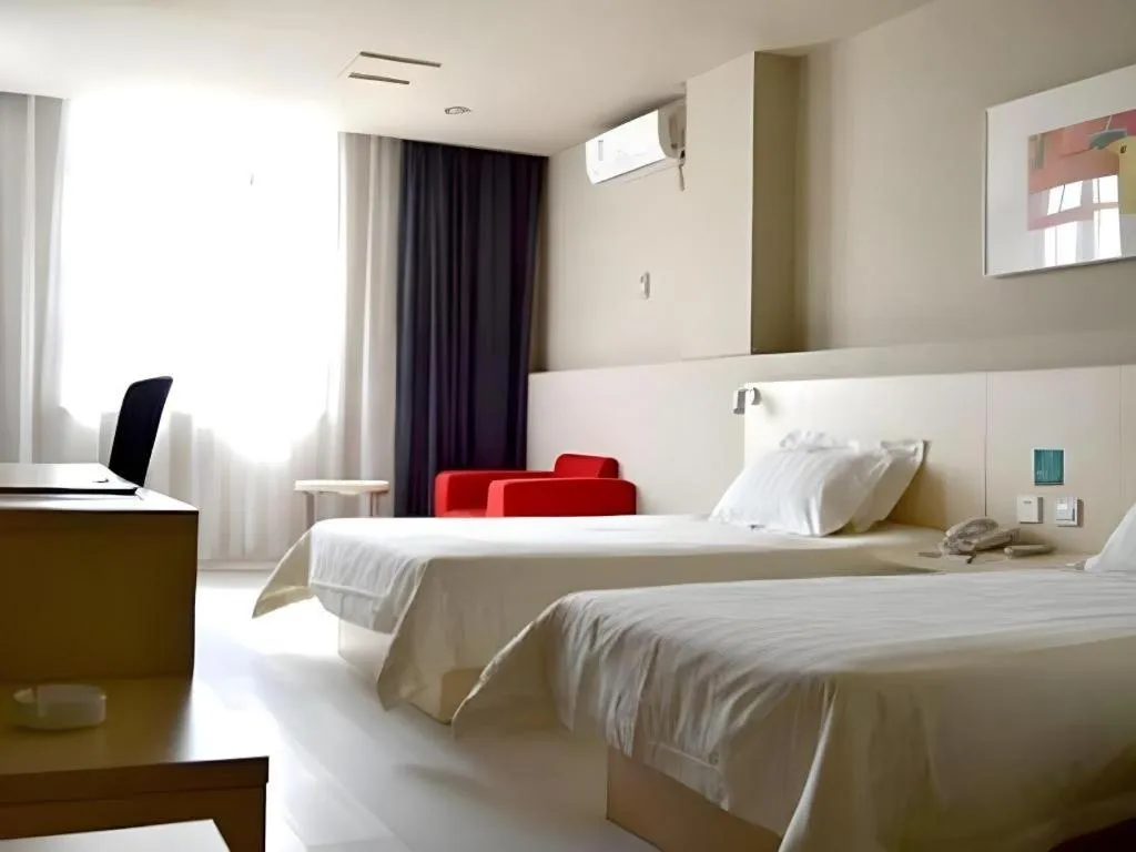 Bed in Jinjiang Inn Jinan Shimao Kuanhouli Quancheng Road