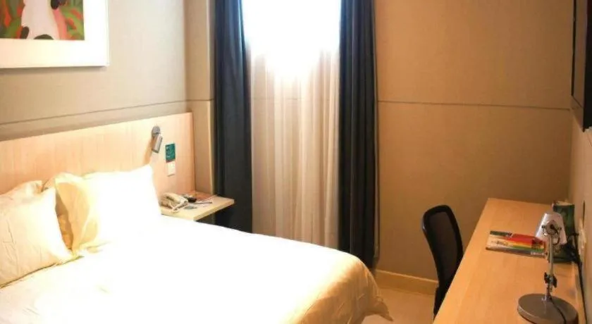 Bed in Jinjiang Inn Jinan Shimao Kuanhouli Quancheng Road