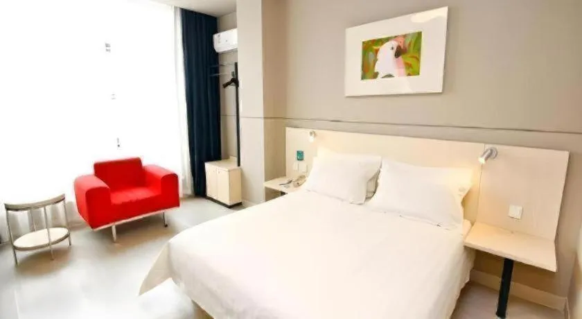 Bed in Jinjiang Inn Jinan Shimao Kuanhouli Quancheng Road