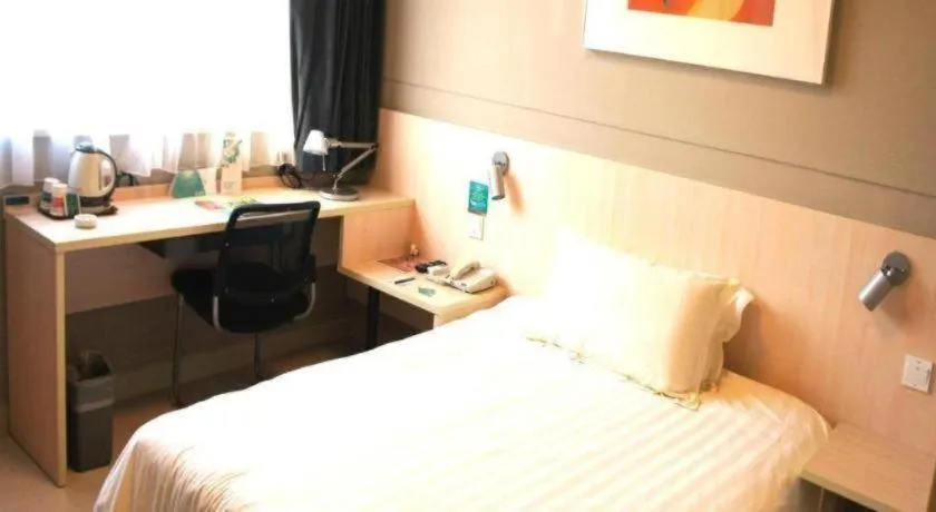 Bed in Jinjiang Inn Jinan Shimao Kuanhouli Quancheng Road