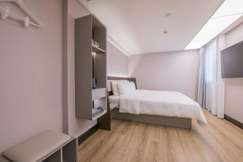 Bed in Ibis Chengdu Yongfeng Hotel