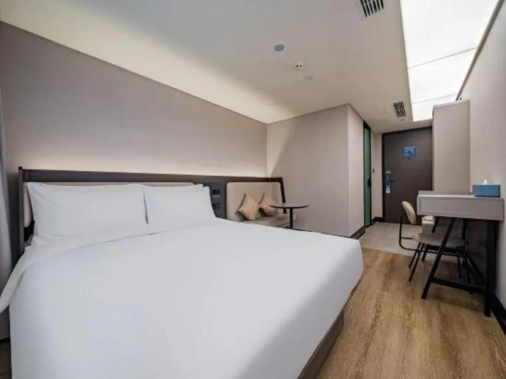 Bed in Ibis Chengdu Yongfeng Hotel