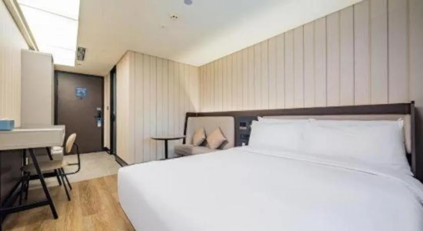 Bed in Ibis Chengdu Yongfeng Hotel