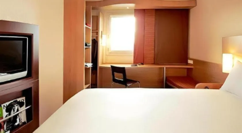 Bed in Ibis Chengdu Yongfeng Hotel