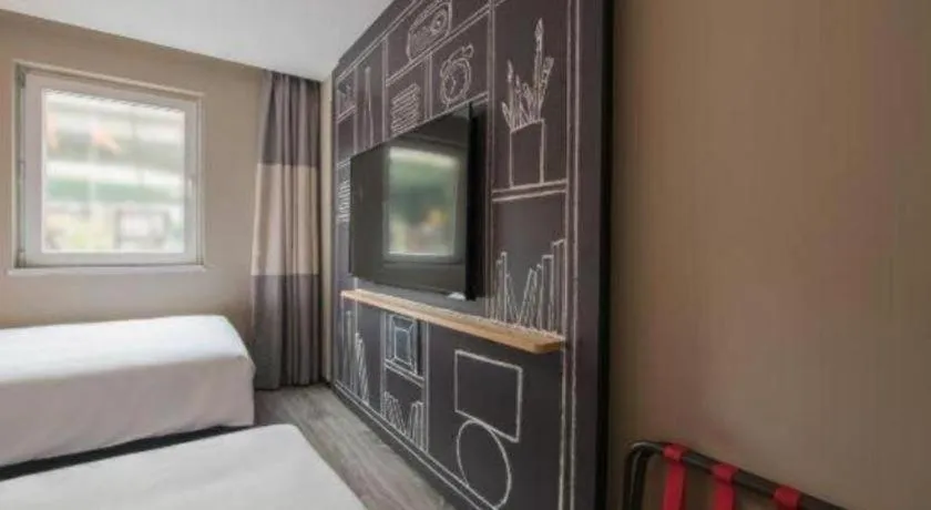 Bed in Ibis Chengdu Yongfeng Hotel