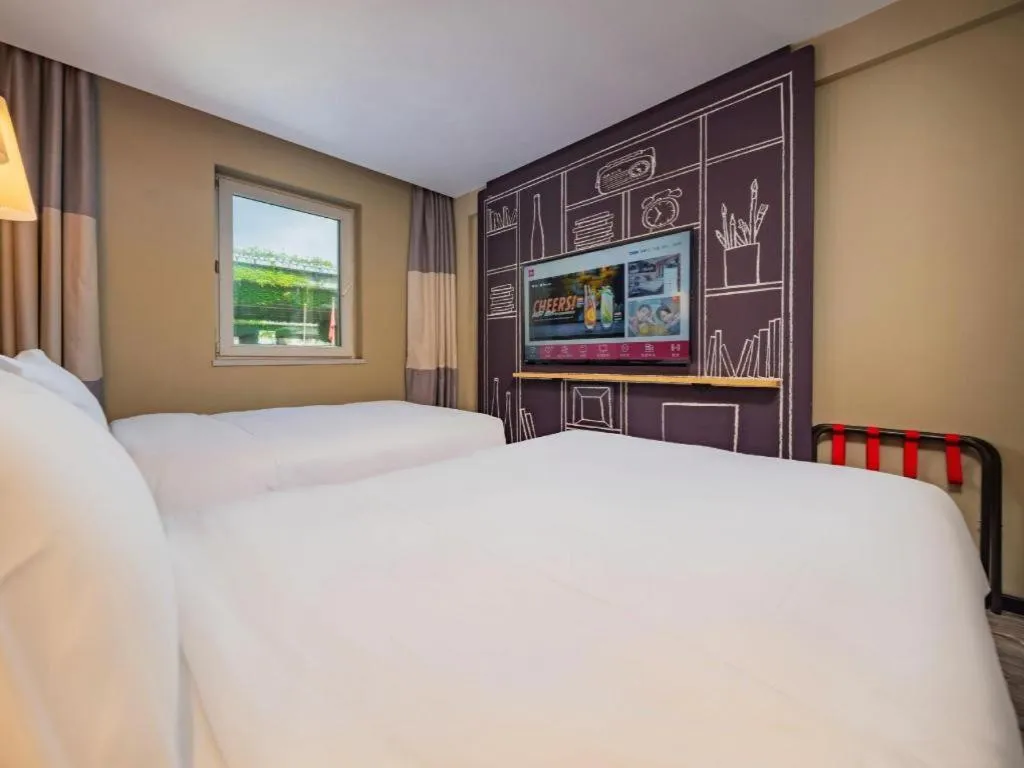 Bed in Ibis Chengdu Yongfeng Hotel