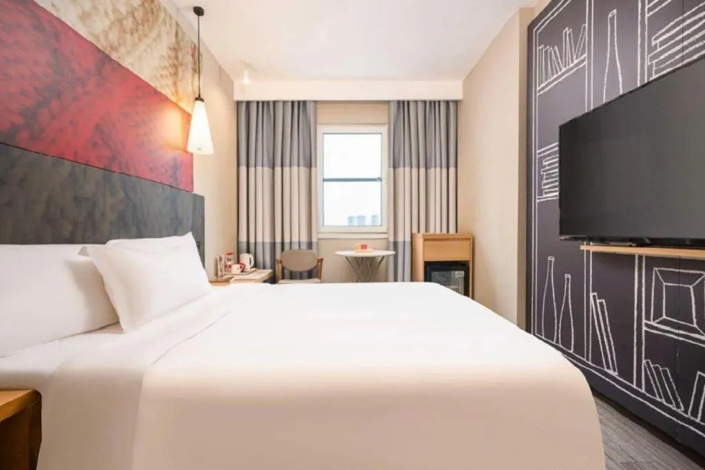 Bed in Ibis Chengdu Kehua Hotel