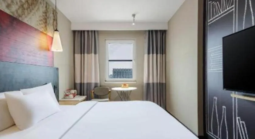 Bed in Ibis Chengdu Kehua Hotel