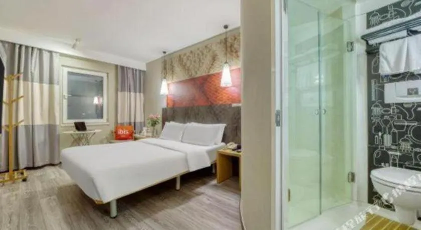 Bed in Ibis Chengdu Kehua Hotel