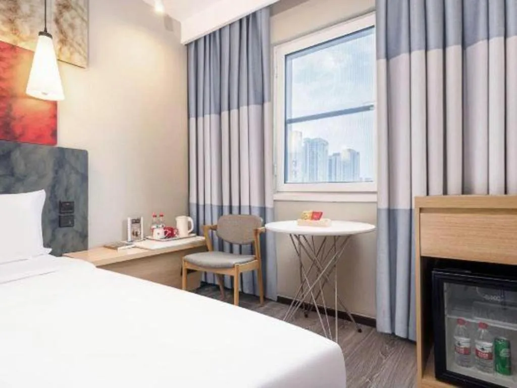 Bed in Ibis Chengdu Kehua Hotel