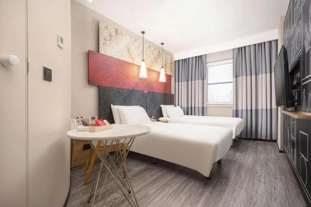 Bed in Ibis Chengdu Kehua Hotel