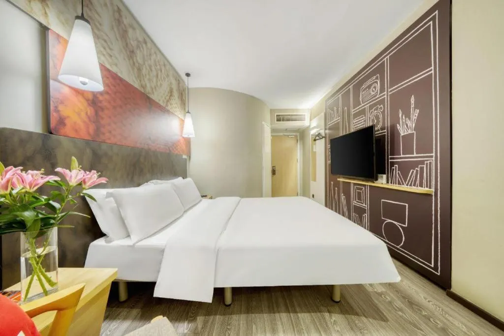 Bed in Ibis Chengdu Kehua Hotel