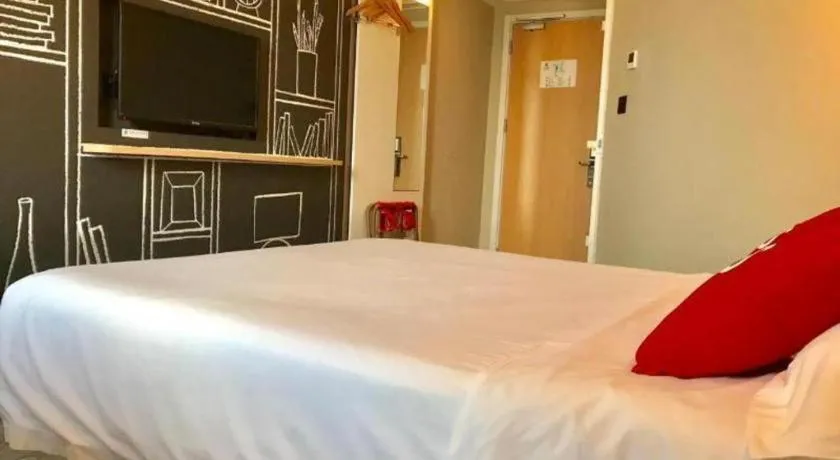 Bed in Ibis Chengdu Kehua Hotel