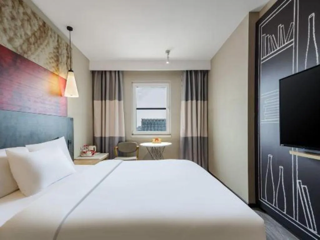 Bed in Ibis Chengdu Kehua Hotel